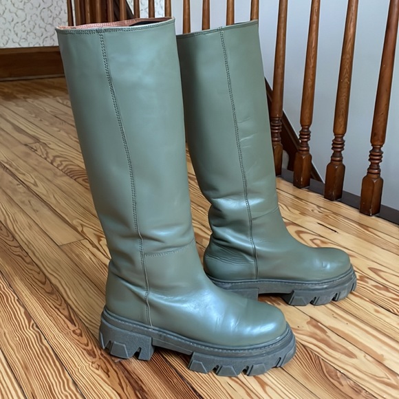 Alohas Katiuska Boot: chunky lug sole knee-high tall leather boots in green - Picture 9 of 12